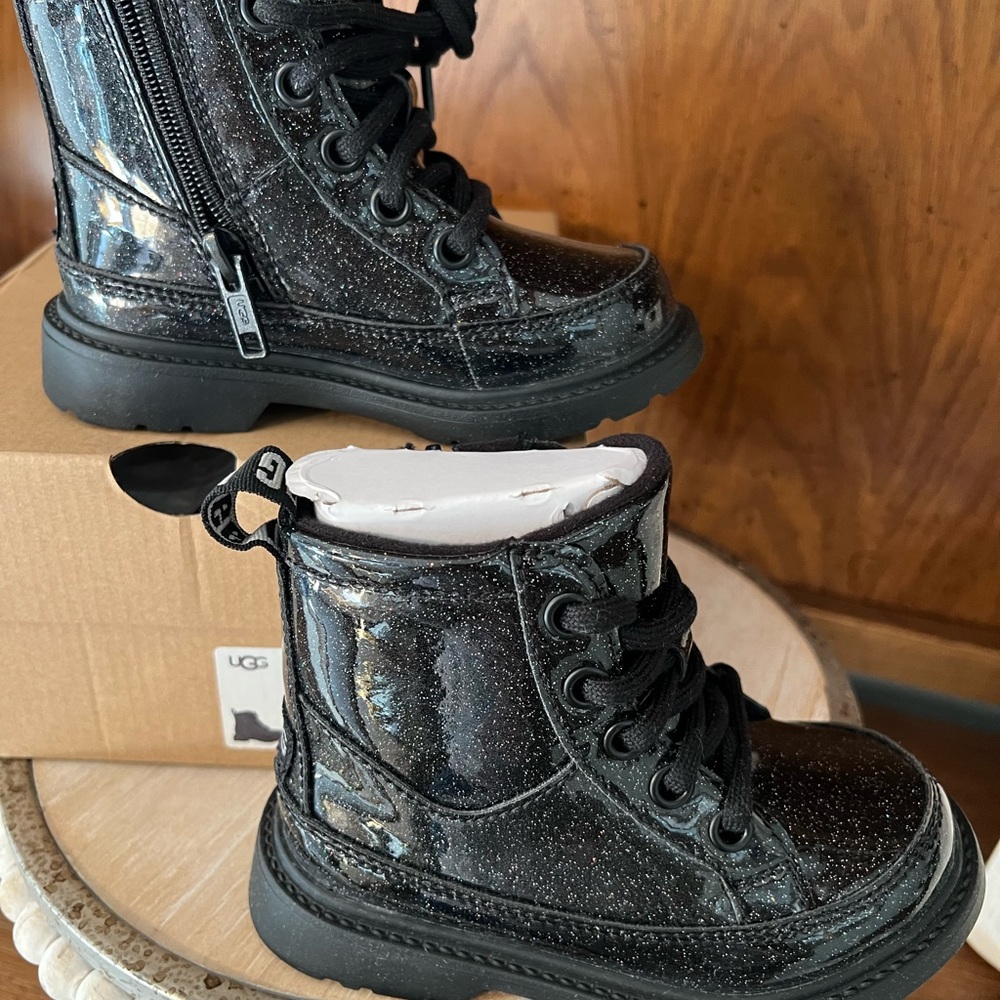 NIB child’s size 8T UGG black Robley zip-up sparkley ankle boots